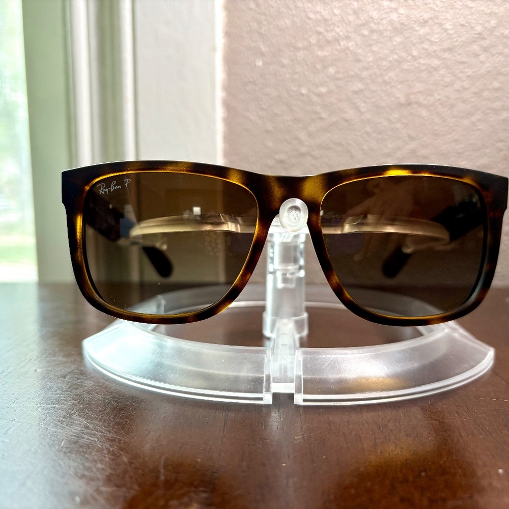 Ray-Ban Justin Classic polarized sunglasses (RB4165).